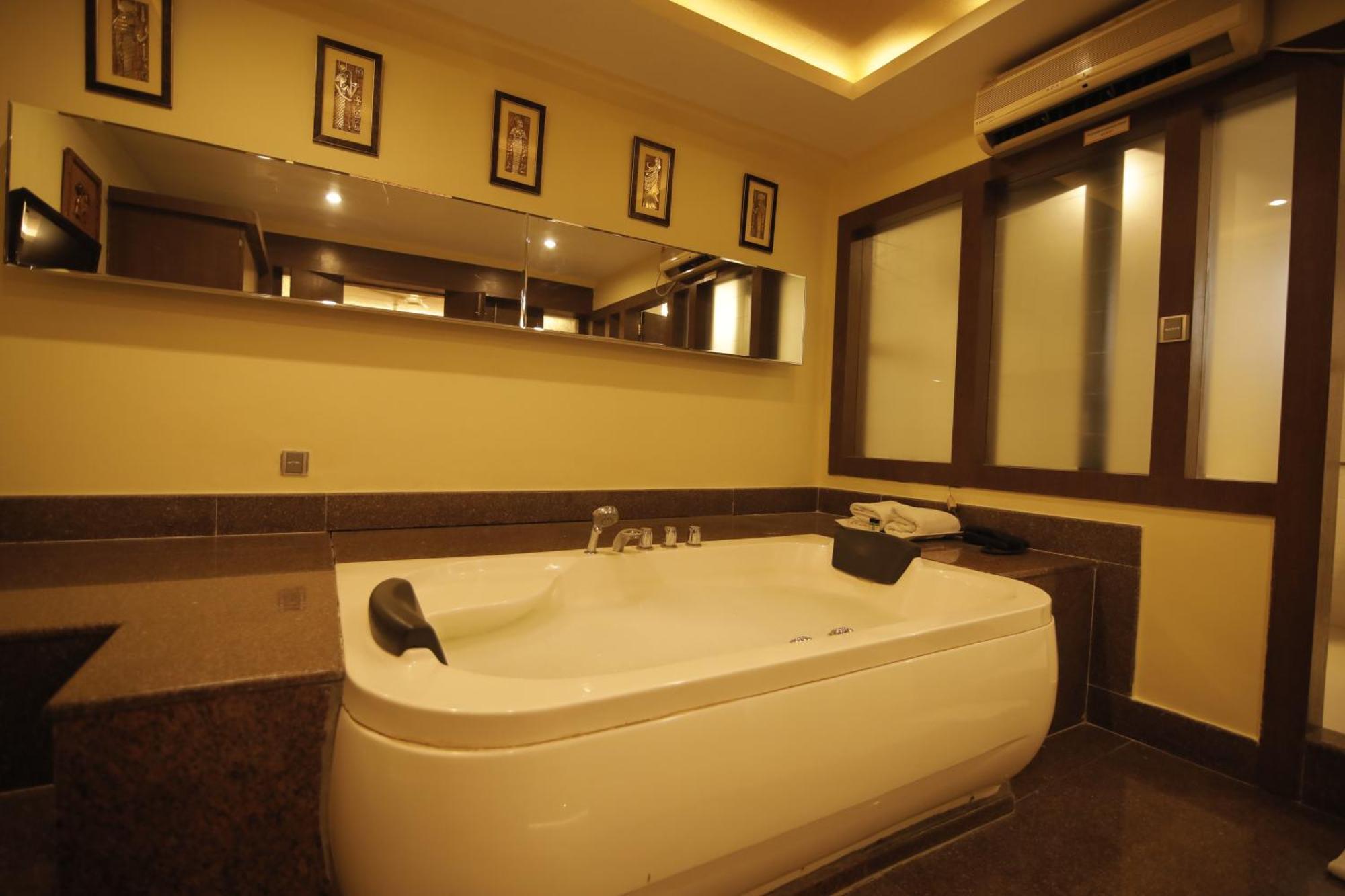 Hotel Krc Palace Tezpur Ngoại thất bức ảnh